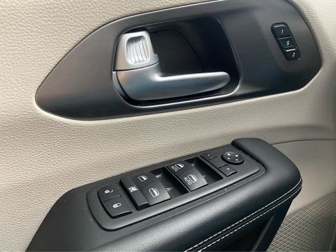 Used 2024 Chrysler Pacifica Touring-L image 35