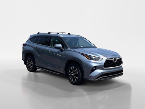Used 2022 Toyota Highlander XLE FWD image 2