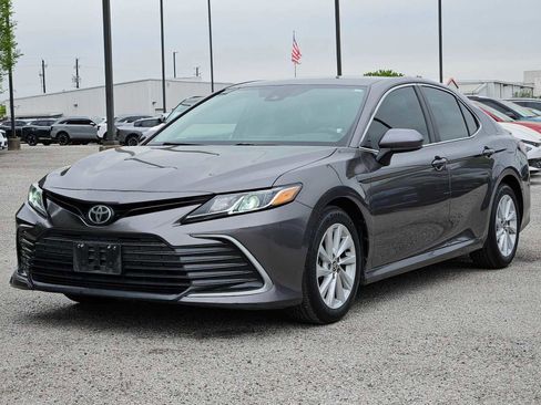 Used 2021 Toyota Camry LE image 10