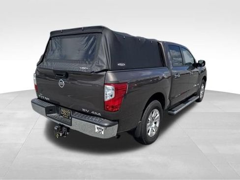 Used 2018 Nissan Titan SV AWD/4WD image 9