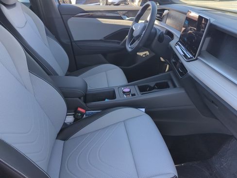 New 2026 Volkswagen Tiguan SE R-Line FWD image 18