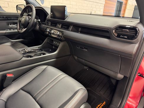Used 2025 Honda Pilot TrailSport image 38