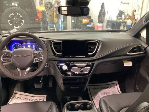 New 2026 Chrysler Pacifica Select image 17