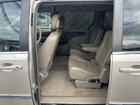 Used 2016 Chrysler Town & Country Touring image 14