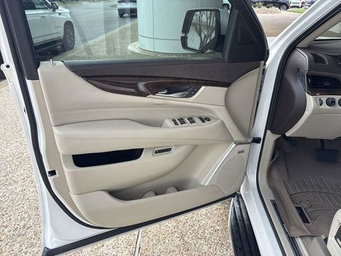 Used 2017 Cadillac Escalade ESV Luxury image 23