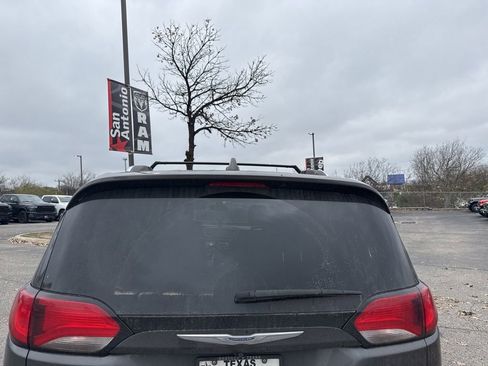 Used 2020 Chrysler Pacifica Touring-L image 10