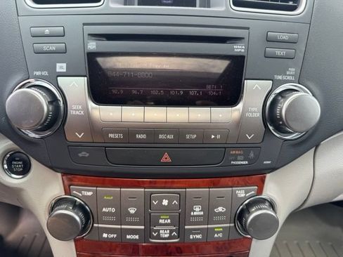 Used 2012 Toyota Highlander Limited w/ Tow Pkg AWD/4WD image 16