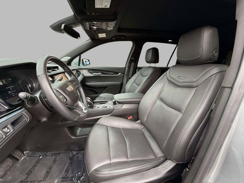Used 2025 Cadillac XT6 Premium Luxury image 2
