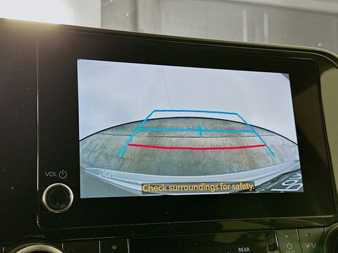 Used 2024 Toyota Highlander LE image 23