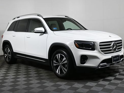 Used 2025 Mercedes-Benz GLB 250 4MATIC image 8