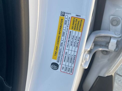 Used 2025 Chevrolet Trax LT image 32