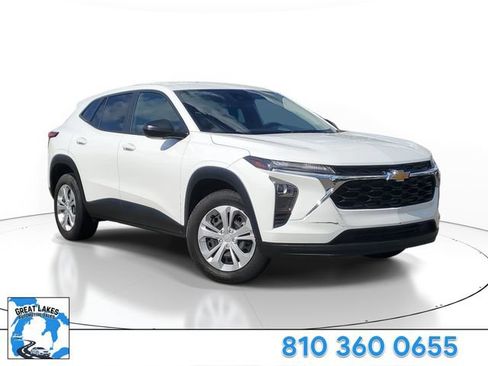 Used 2024 Chevrolet Trax LS FWD image 1