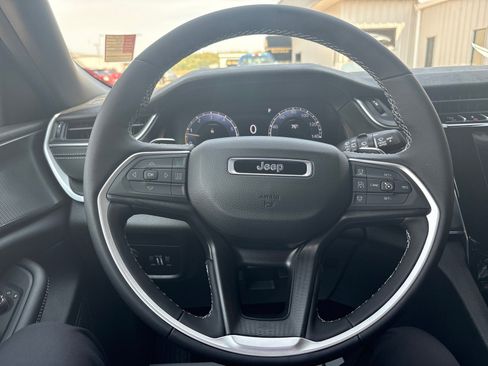 New 2025 Jeep Grand Cherokee Laredo w/ Luxury Tech Group I image 14