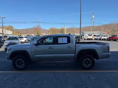Used 2022 Toyota Tacoma TRD Off-Road image 5