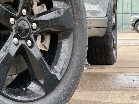 Used 2023 Jeep Grand Cherokee L Limited w/ Black Appearance Package image 10