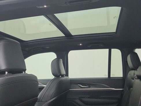 New 2025 Jeep Grand Cherokee Limited image 31