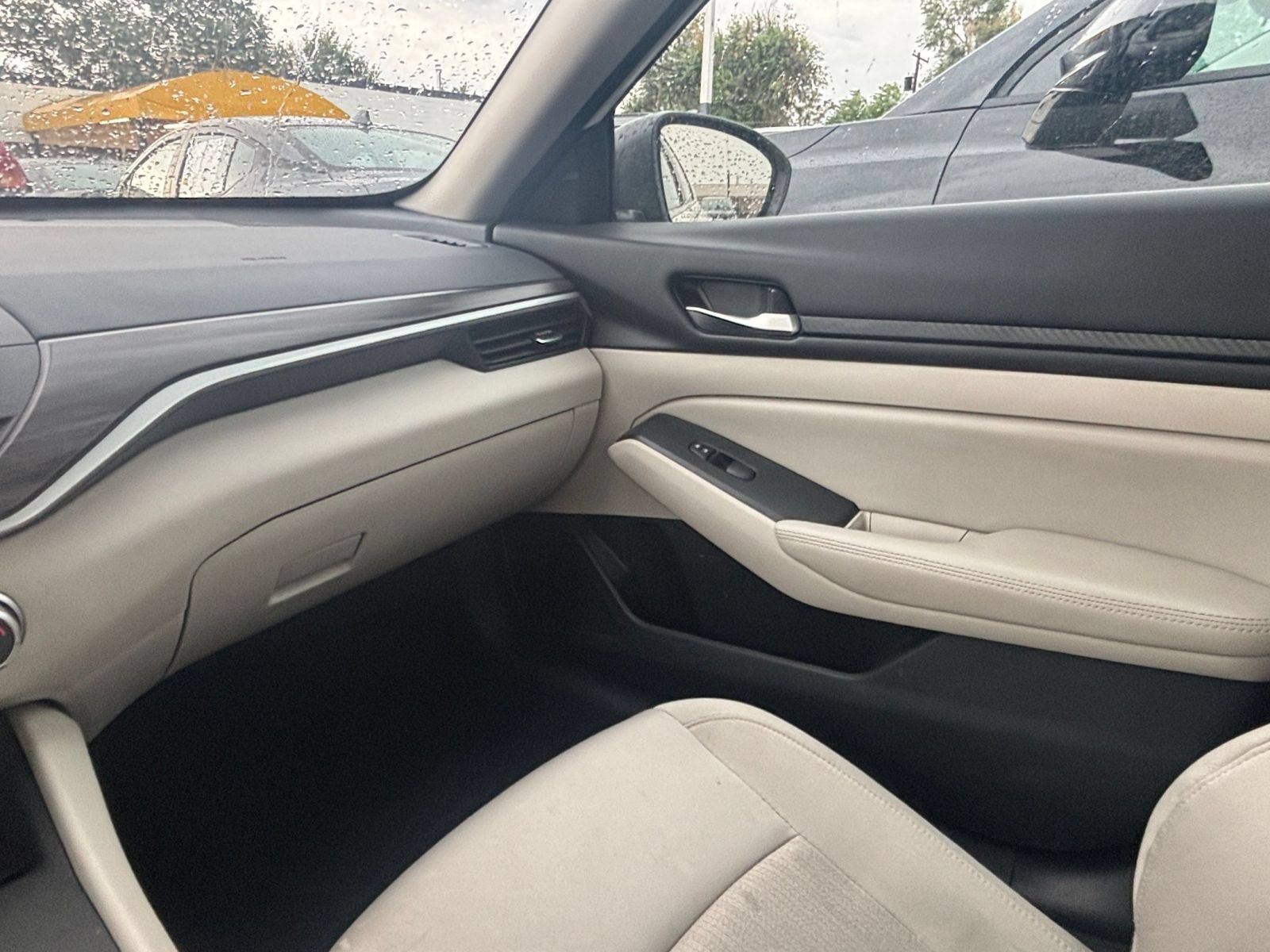 Used 2025 Nissan Altima 2.5 SV FWD image 32