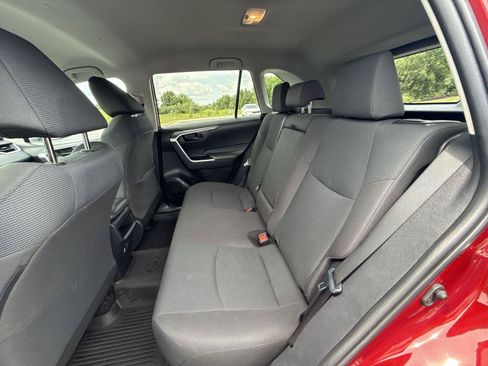 Used 2021 Toyota RAV4 LE AWD/4WD image 16