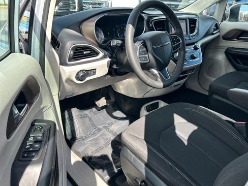 Used 2022 Chrysler Voyager LX image 8