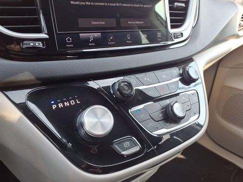 Used 2024 Chrysler Pacifica Touring-L image 8