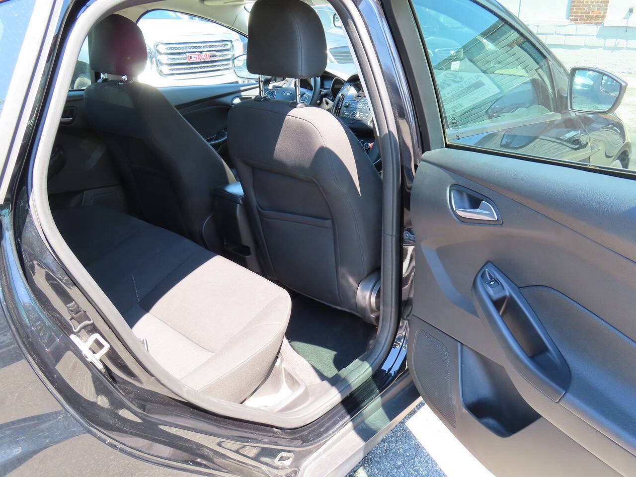 Used 2016 Ford Focus SE w/ SE Power Seat Package FWD image 9