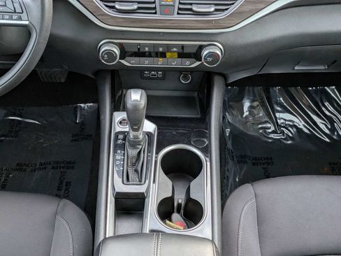 Used 2024 Nissan Altima 2.5 SV FWD image 18