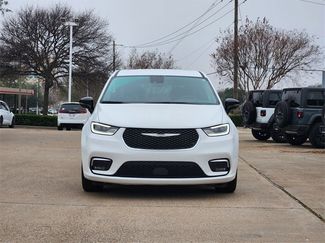 Used 2024 Chrysler Pacifica Touring-L video 2