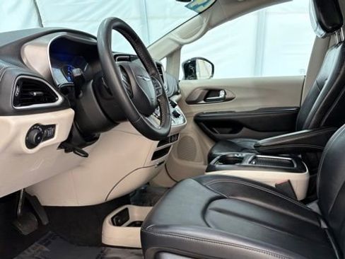 Used 2024 Chrysler Pacifica Select image 11