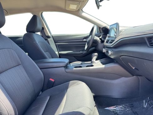 Used 2025 Nissan Altima 2.5 SV FWD image 17