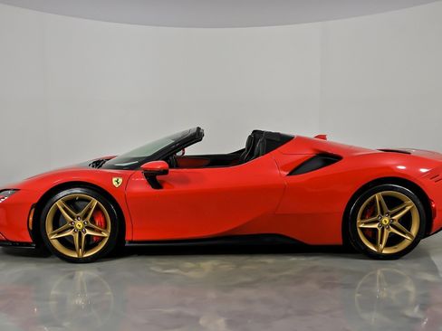 Used 2022 Ferrari SF90 Spider image 8