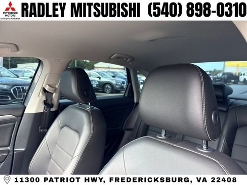 Used 2024 Volkswagen Jetta SE FWD image 2