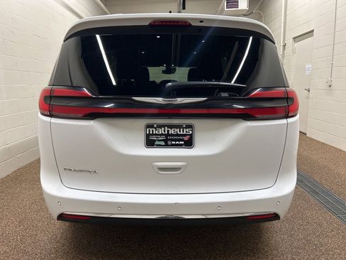 Used 2025 Chrysler Pacifica Select image 3