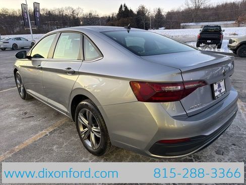 Used 2024 Volkswagen Jetta SE image 5