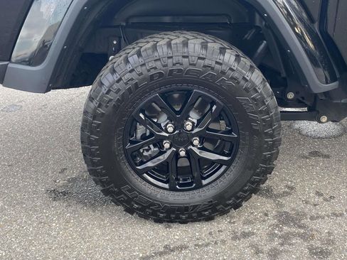 Used 2023 Jeep Gladiator Sport image 8