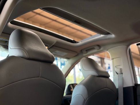 Used 2022 Toyota Highlander XLE FWD image 16