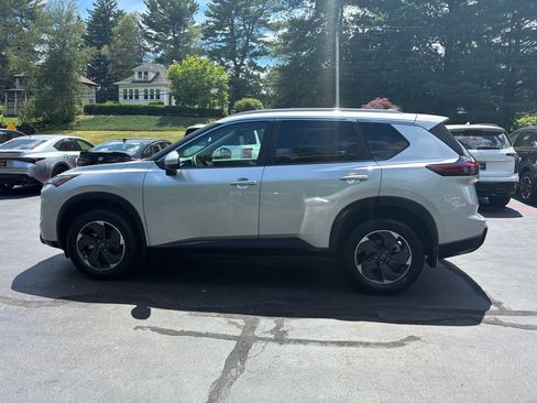 Used 2024 Nissan Rogue SV w/ SV Premium Package AWD/4WD image 9