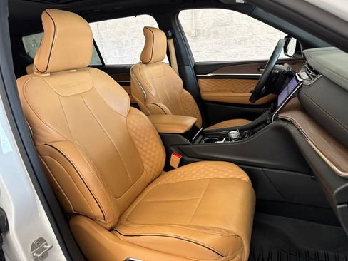 Used 2024 Jeep Grand Cherokee L Summit w/ Luxury Tech Group V AWD/4WD image 57