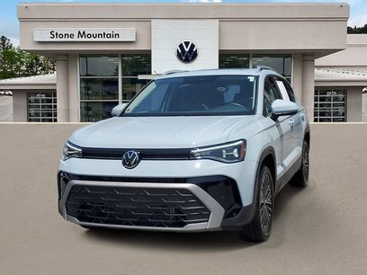 Used 2025 Volkswagen Taos SE w/ Panoramic Sunroof Package