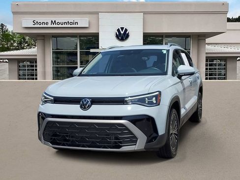 Used 2025 Volkswagen Taos SE w/ Panoramic Sunroof Package FWD image 1
