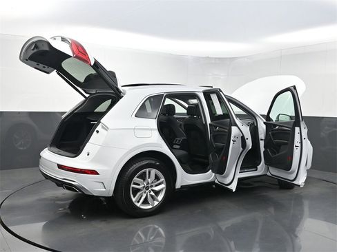 Used 2024 Audi Q5 2.0T Premium w/ Convenience Package image 39