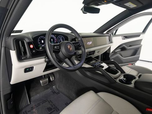 Certified 2025 Porsche Cayenne S AWD/4WD image 16