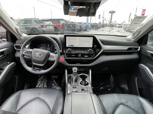 Used 2024 Toyota Highlander Platinum image 35