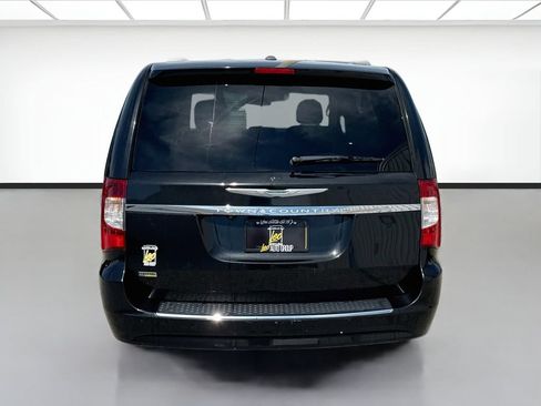 Used 2015 Chrysler Town & Country Touring FWD image 6