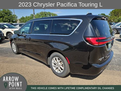 Used 2023 Chrysler Pacifica Touring-L FWD image 8
