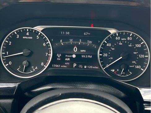 Used 2024 Nissan Pathfinder SL image 16