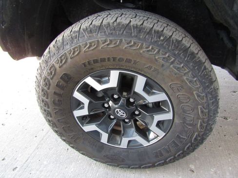 Used 2023 Toyota Tacoma TRD Off-Road w/ Technology Package image 27