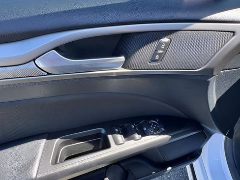 Used 2017 Ford Fusion SE w/ Fusion SE Technology Package FWD image 18