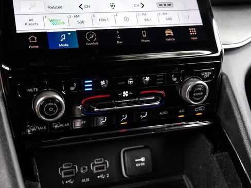 Used 2022 Jeep Grand Cherokee Overland w/ Luxury Tech Group IV AWD/4WD image 35