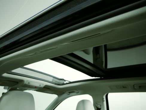 Certified 2022 Volkswagen Tiguan SE w/ Panoramic Sunroof Package image 28