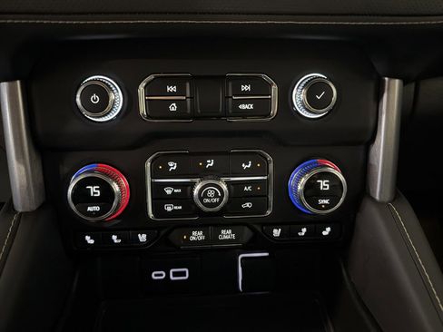 Used 2024 GMC Yukon XL SLT image 20